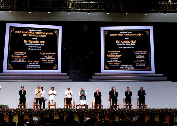 長年にわたりインドでNo.1の座に君臨しているスズキ。今後も成長が見込まれる市場だけに生産体制の強化にも前のめりで、スズキ・モーター・グジャラートはグジャラート州にEV向けのバッテリー工場を、マルチ・スズキ・インディアはハリヤナ州カルコダに四輪車の新工場を建設しようとしている。写真はグジャラート州の国際会議場で行われた、両工場の定礎式の様子。