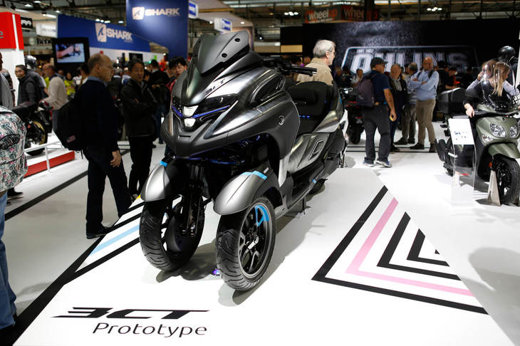 フロント2輪でありながら、車体を傾けてコーナリングすることで二輪のオートバイと変わらぬ軽快感と、二輪にはない安定感を生み出すヤマハの「LMW（リーニング・マルチ・ホイール）テクノロジー」。そのLMWを用いた最新のコンセプトモデルが「3CT」である。排気量300ccのスクーターで、停車時にLMW機構をロックして自立することができる「ティルトロック・アシスト」機構を採用している。