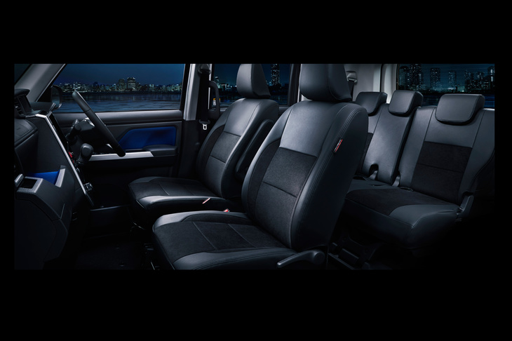 合皮とスエード調表皮のシートカバー。