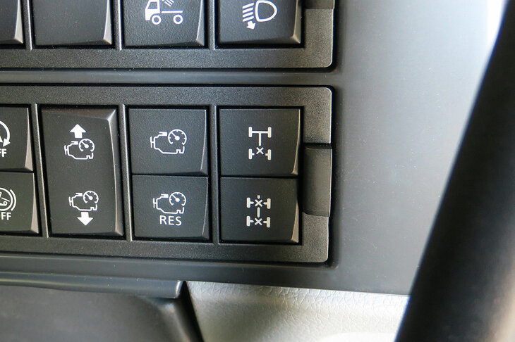 デフロックの操作では、まずはサードデフロックを作動させて2軸と3軸を直結に。次いで、2軸と3軸の左右輪を直結にし、全駆動輪を直結状態にする。「サードデフロックはフリーで、左右輪のみを直結にさせる」という制御は存在しない。