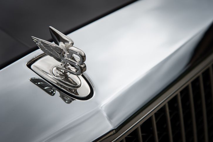ボンネットの前端に装着された、「フライングB」と呼ばれるベントレーのマスコット。