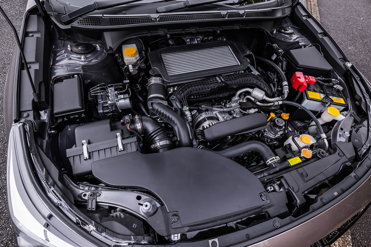 最高出力177PS/5200-5600rpm、最大トルク300N・m/1600-3600rpmを発生する1.8リッター水平対向4気筒直噴ターボエンジンを搭載。燃料はレギュラーガソリンで、燃費はWLTCモードで13.0km/リッターと公表される。