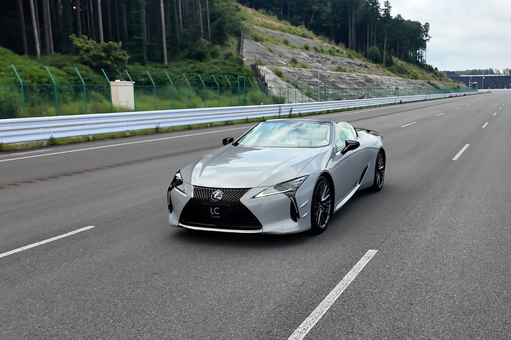 「LC500コンバーチブル“ピナクル”」はオープントップモデルらしくより優雅で心地よい走りを追求している。