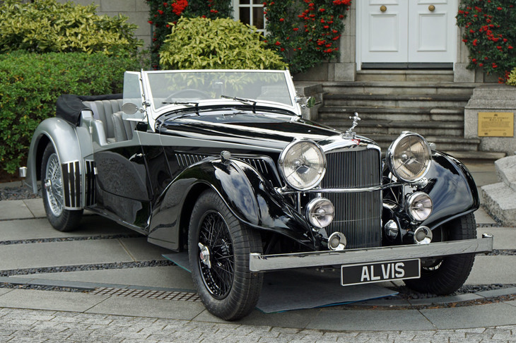 駐日英国大使館に展示された「アルヴィス・ヴァンデンプラス ツアラー」のレストア車両。「コンティニュエーションシリーズ」と同じ1937年型だった。
