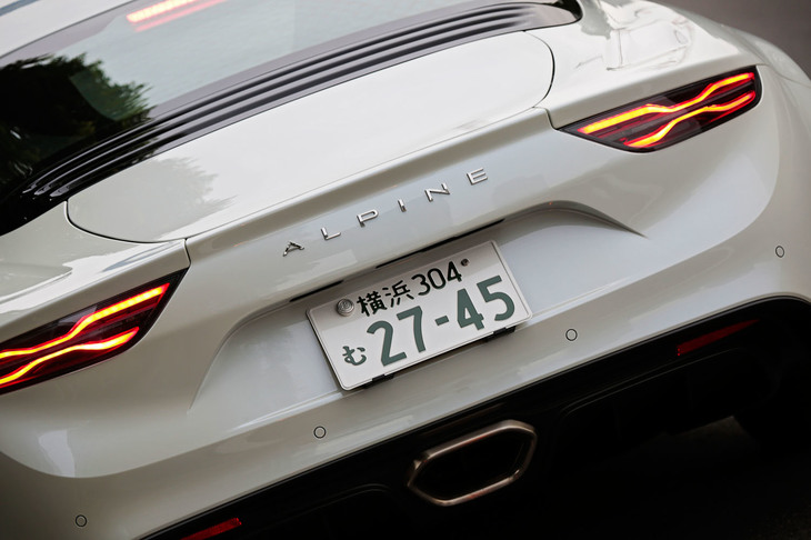 X型のライティングが特徴のリアコンビランプ。光線が車体外側に流れるように見えるシーケンシャルターンランプ（ウインカー）も採用されている。