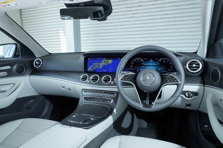 インストゥルメントパネルには12.3インチのモニターが2枚連結されている。