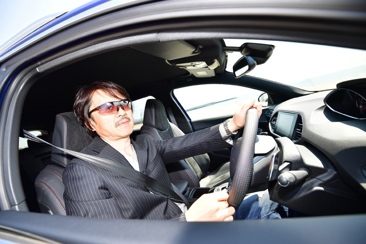 ガソリンV8風サウンドに興奮ぎみの筆者。