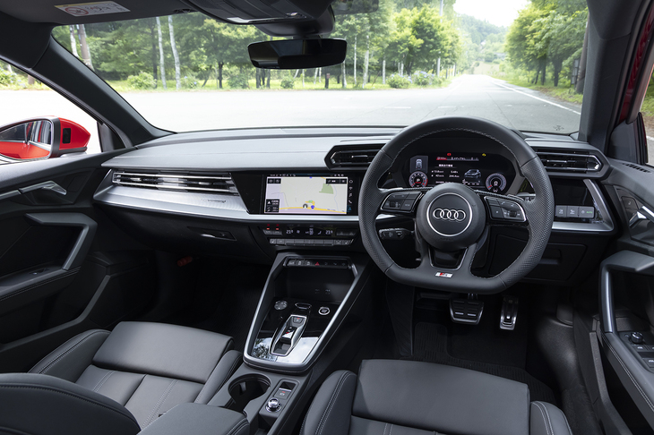 エアコンの吹き出し口にシルバーのベゼルが追加されるなど、細かな点で質感向上を図っている。この試乗車は「Sライン」のためフラットボトムのステアリングホイールを装備する。