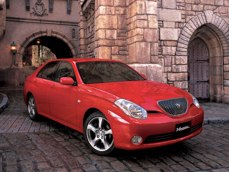 2001年「トヨタ・ヴェロッサ」。「ランチア・テージス」などのイタリアのベルリーナ（セダン）を表層的になぞったスタイリングを持つ。