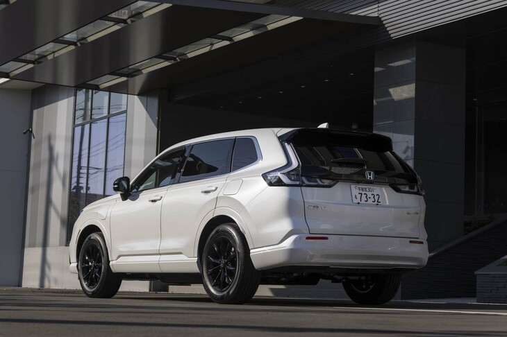 ホンダの新型燃料電池車「CR-V e：FCEV」。FCスタックで電気を生成して走るほか、容量17.7kWhのバッテリーも搭載しており、外部から充電した電気によるEV走行も可能となっている。