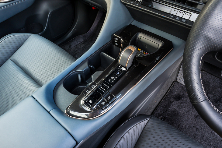 センターコンソールはラメ入りのピアノブラック仕立て。シフトセレクターとドライブモードセレクター、パーキングブレーキスイッチが直線状に並んでいる。