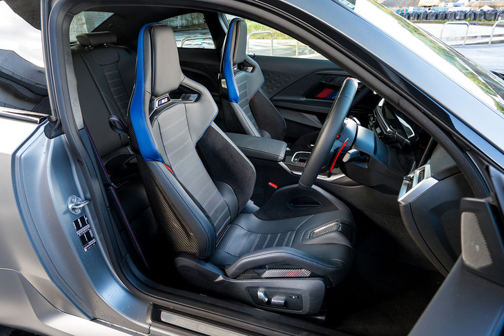 MカーボンバケットシートもMレーストラックパッケージに含まれる。軽量でホールド性が高い逸品なのだが……。