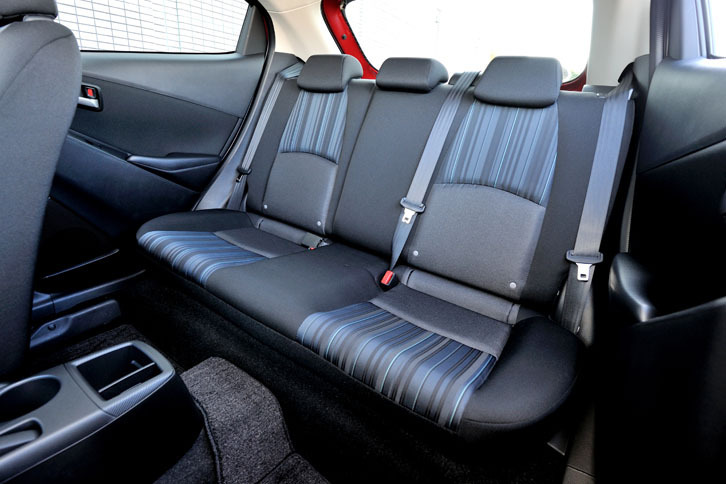 モータースポーツ向けとはいってもリアシートは用意されており、乗車定員も他の「デミオ」と同じように5人となる。リア中央席のヘッドレストも用意されている。