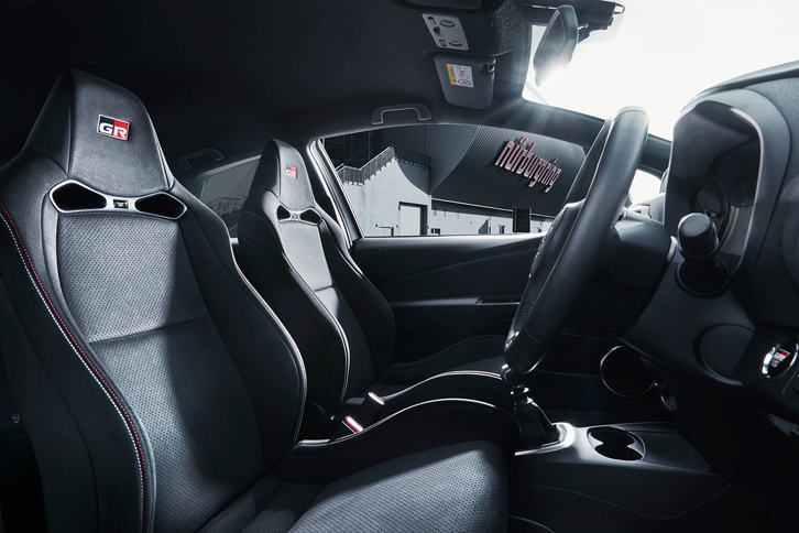 「ヴィッツGRMN」のインテリア。専用のスポーツシートが装着される。