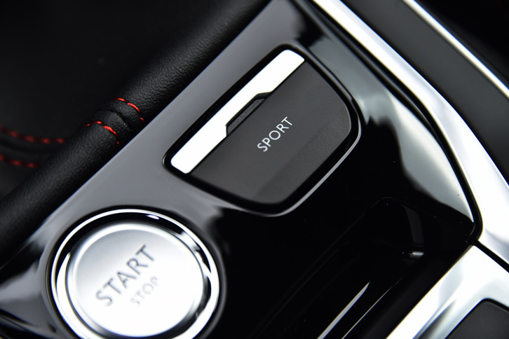 「308 GTi by PEUGEOT SPORT」には「ドライバースポーツパック」が標準装備されており、センターコンソールのスイッチによって、アクセルレスポンスやパワーステアリングの制御を切り替えられる。