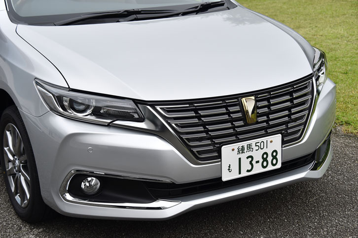 水平基調の大きなグリルが目を引く、「プレミオ」のフロントまわり。「アリオン」も同様に、マイナーチェンジでグリルが大型化された。