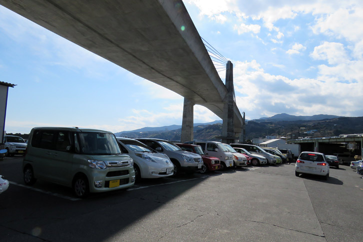 小田原漁港に到着。小田原市公設水産地方卸売市場の駐車場は常に満車状態だった。