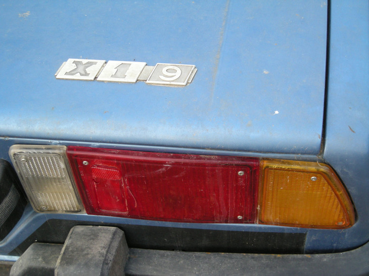 「フィアットX1/9」のテールランプ。