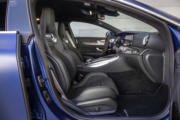 ヘッドレスト一体式となるデザインのフロントシートを採用。シート表皮は、「ダイヤモンドキルトデザイン」も選択できる。