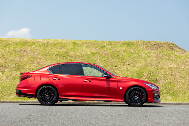 前後のウィンドウを固定する接着剤を「GT-R NISMO」と同じ高剛性タイプに変更。質量増を伴わずに車体のねじり剛性を15％アップさせている。