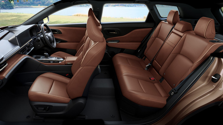 広々としたキャビン。長めのホイールベース（2850mm）が生かされている。