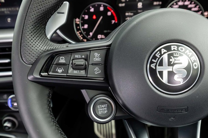 エンジンのスタートボタンはステアリングホイールのセンター左下にレイアウトされる。スポーク部のスイッチに見られる通り、運転支援システムは充実している。