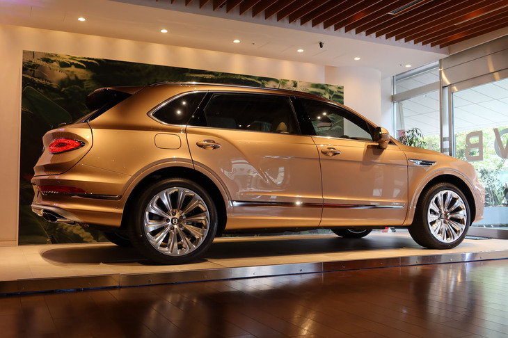 ベントレー・ベンテイガEWBアズール ファーストエディション