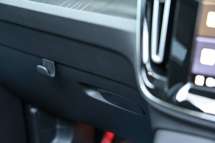 グラブボックスのリッドには収納式の荷掛けフックが備わる。シンプルながら、あると便利な装備である。