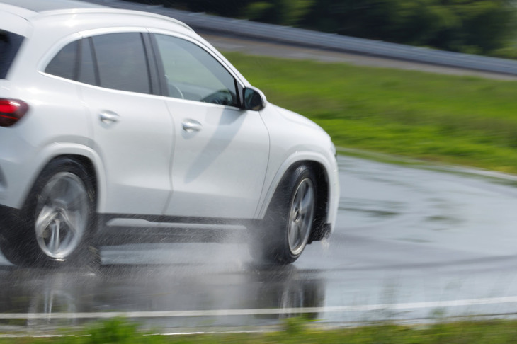 従来型となる「プライマシーSUV＋」（写真）は確かな直進安定性と、素直なハンドリングが特徴。ウエットグリップも申し分ないが、「プライマシー5」は確実にその上をいく。S字コーナーの切り替えしではプライマシー5のほうがヒラリ感は一枚上手で、よりスポーティーな走りが楽しめた。