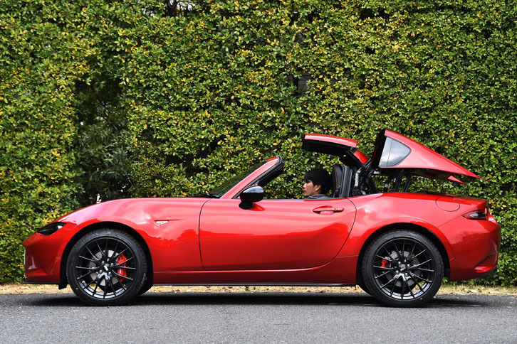 ハードトップは3分割構造。約13秒でキャビンの後方に収納される。10km/h未満なら走行中の開閉操作が可能。