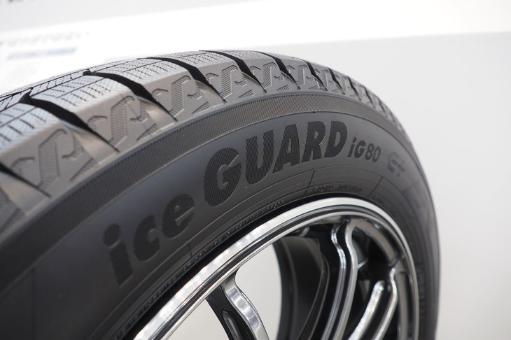 乗用車用のスタッドレスタイヤ「アイスガード8」。