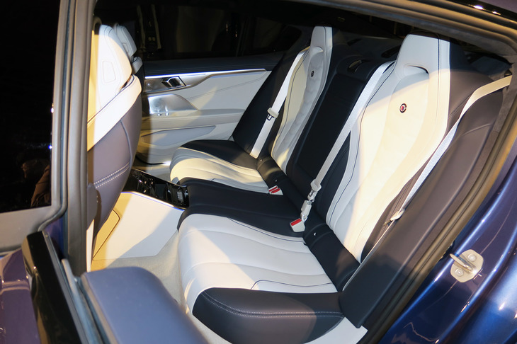 BMWアルピナB8グランクーペ（リアシート）