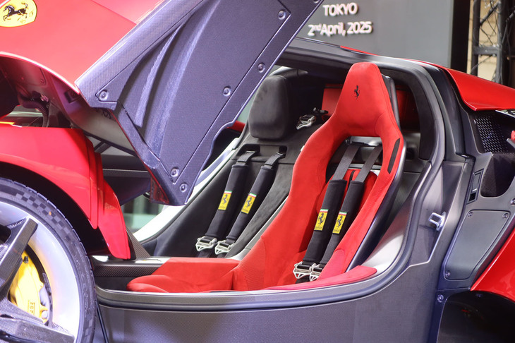 フェラーリF80（シート＜赤いシートが運転席で助手席は固定式＞）