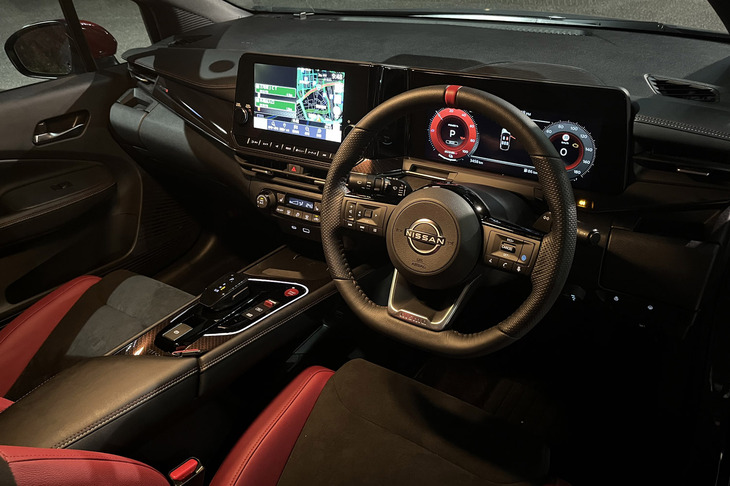 赤と黒でコーディネートされた「オーラNISMOチューンドe-POWER 4WD」のインテリア。レッドのセンターマークとステッチが目を引くステアリングホイールが標準で装備される。