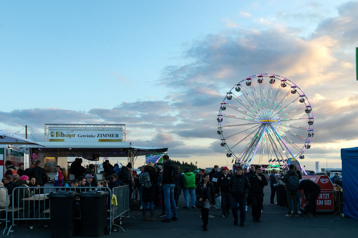 パドック内のバーは夜中でも営業してるので、一晩中飲んでる人もいました。レースも見ろよな！