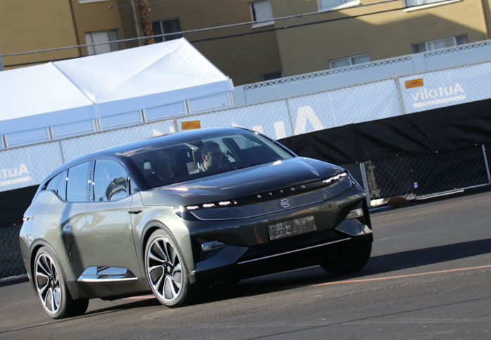 中国・南京に本拠を置くブランド、BYTON（バイトン）の「コンセプト」は、来場者を乗せての場内試乗会も。