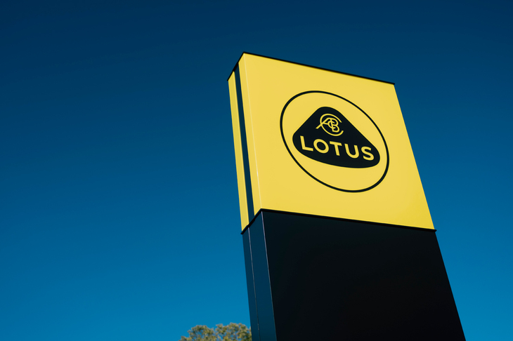 以前より落ち着いたイメージとなったロータスの新CI。かつての雰囲気を感じさせるのは、この黄色いサインだけだ。