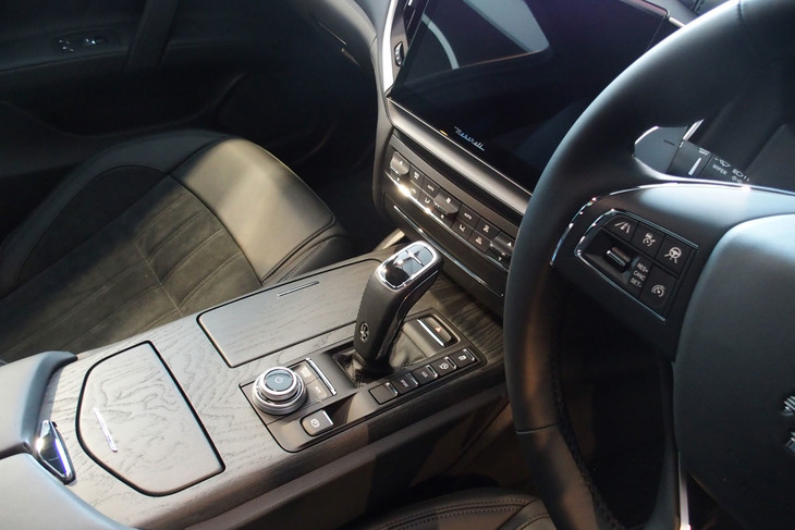 マセラティ・ギブリ オペラネラ（センターコンソールパネル）