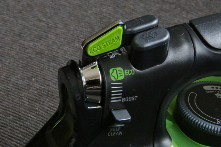 スチームのコントロール部分。エコ／ブーストの文字にフォードのエンジンを思いだしてしまうのは筆者だけか。左利きの人の利便性も考えたレバーは、左右どちらにも倒せる。