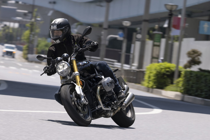 今回の改良では、バンク中にブレーキをかけた際の安定性を高めるABS Proも標準装備。安全性の向上も図られている