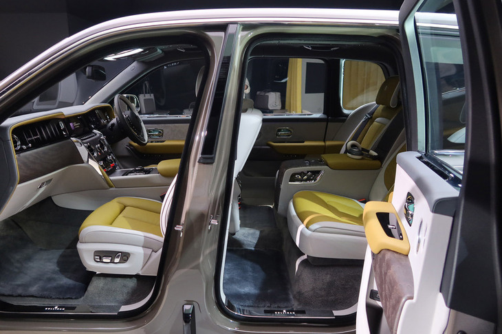 ロールス・ロイス・カリナン シリーズII（ドアオープン時の様子）