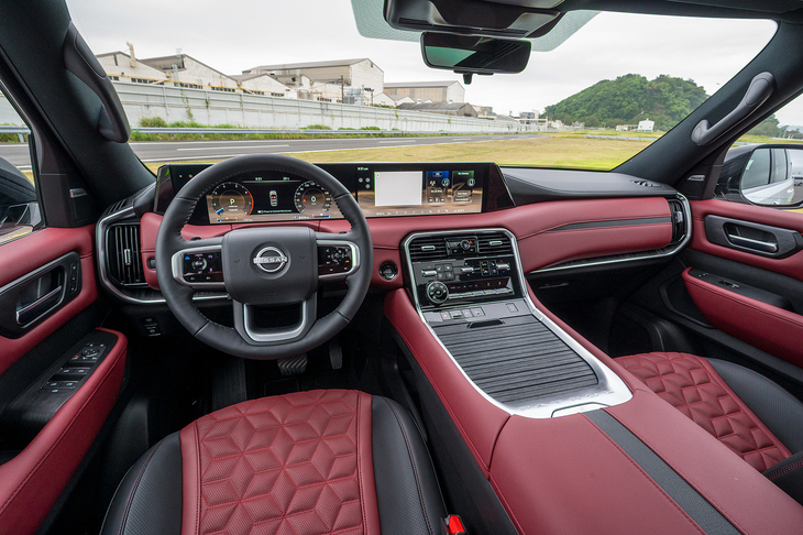 ダッシュボードは14.3インチのディスプレイを2つ並べた豪華なしつらえだ。センタートンネルの幅は30cm近くある。