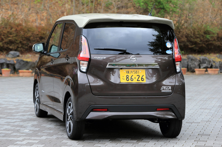 「ハイウェイスター」には、ツートンカラー4種、単色7色の全11パターンにもおよぶ外装色が用意されている。