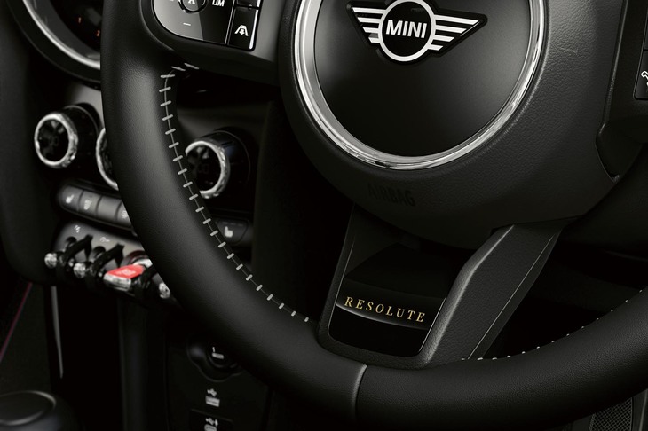 「RESOLUTE」エンブレム入りのナッパレザーステアリング。