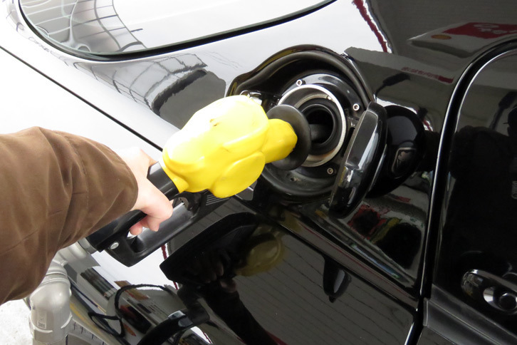 ヤマヒロせるふ武蔵野にて給油を受ける「ダッジ・バイパー」の図。記者の腕がヘンな感じにつっぱらかっているのは、自分で給油しているところを自分で撮影しているからである。求ム助手（ver.2）。