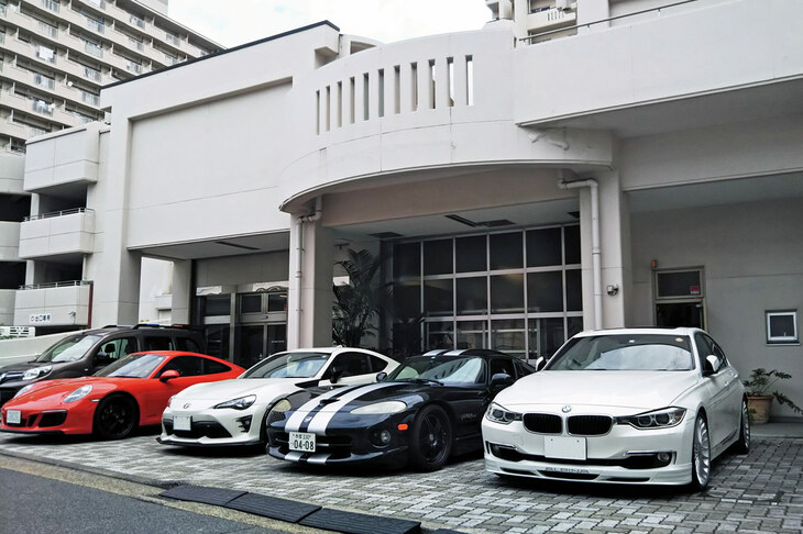 東京某所にあるネグローニの工房＆ショールーム。今回はフェアが開催されるとのことで、直接お店にうかがって靴を買わせていただきました。……それにしても、来訪されるお客さまのクルマの強烈なことよ（笑）。