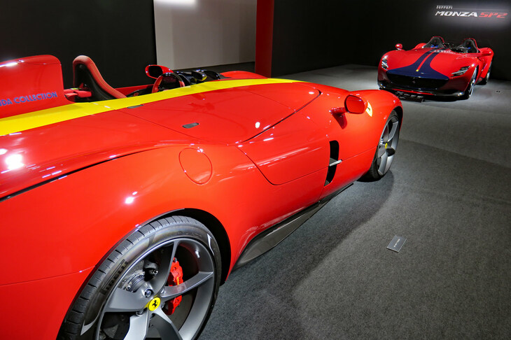 「フェラーリ・モンツァSP1」（写真左手前）と「モンツァSP2」（同右奥）。