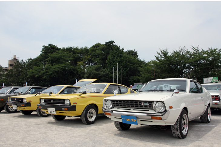 3台並んだ「三菱ランサー セレステ」。黄色い2台はマイナーチェンジでヘッドライトが角形になった1978年式、右端の白い個体は初期型のトップグレードである1975年「1600GSR」。
