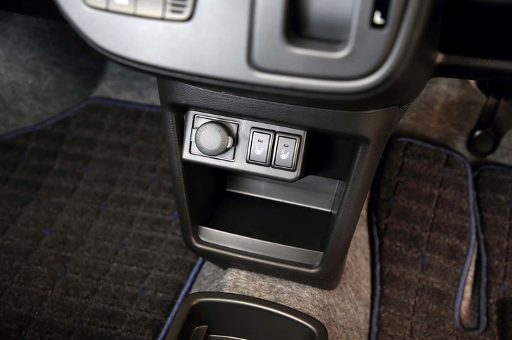 運転席のシートヒーターは全車標準装備。助手席のものも、FF車の一部を除き備わっている。