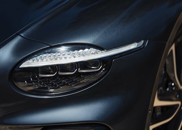 ダークティント仕上げのフルLEDマトリックスヘッドランプ